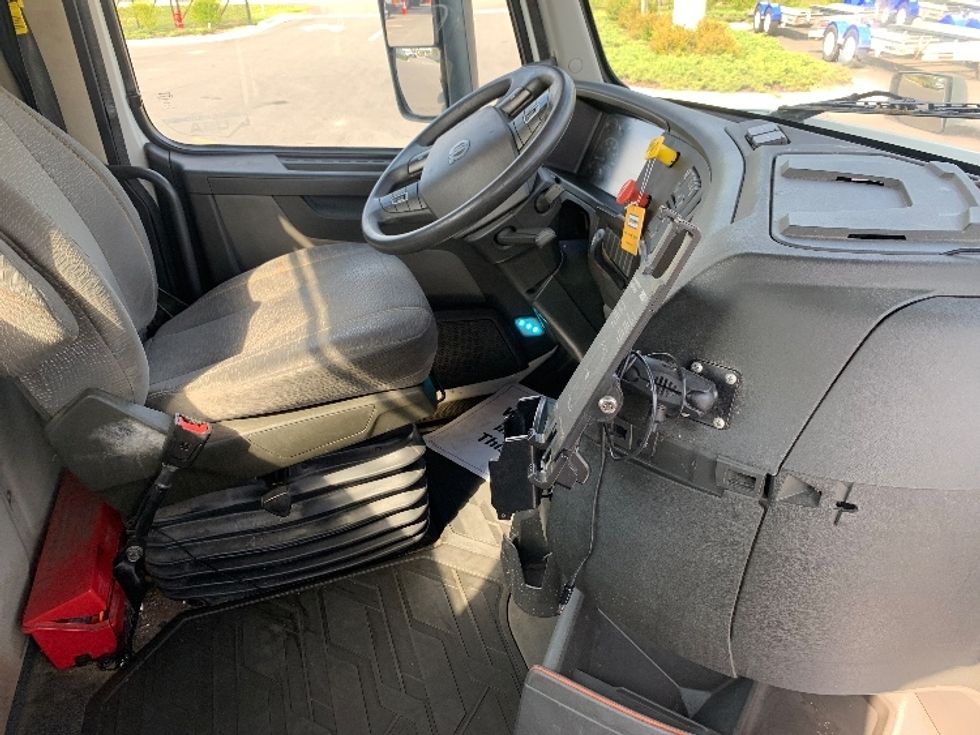 Day Cab Tractor-Heavy Duty Tractors-Volvo-2019-VNR64300-Ocala-FL-406,475\n\t\tmiles-$ 34,750 - Image 14