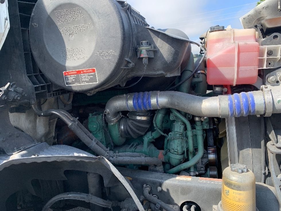 Day Cab Tractor-Heavy Duty Tractors-Volvo-2019-VNR64300-Ocala-FL-406,475\n\t\tmiles-$ 34,750 - Image 15