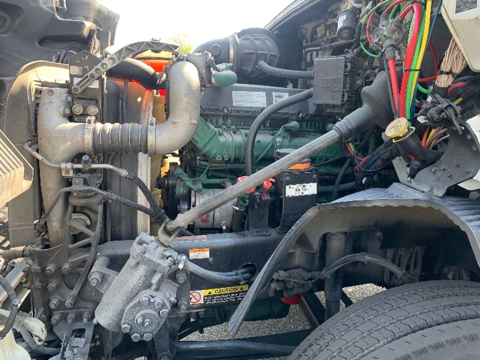 Day Cab Tractor-Heavy Duty Tractors-Volvo-2019-VNR64300-Ocala-FL-406,475\n\t\tmiles-$ 34,750 - Image 16