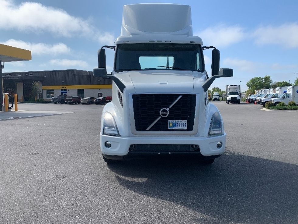 Day Cab Tractor-Heavy Duty Tractors-Volvo-2019-VNR64300-Ocala-FL-406,475\n\t\tmiles-$ 34,750 - Image 2