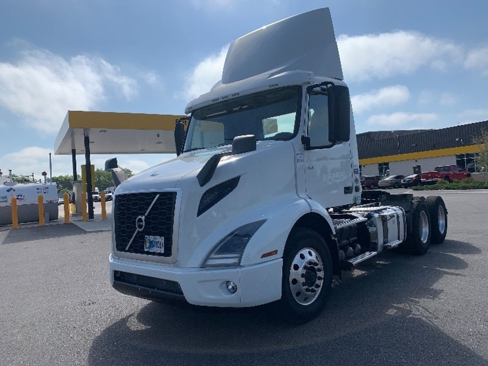 Day Cab Tractor-Heavy Duty Tractors-Volvo-2019-VNR64300-Ocala-FL-406,475\n\t\tmiles-$ 34,750 - Image 3