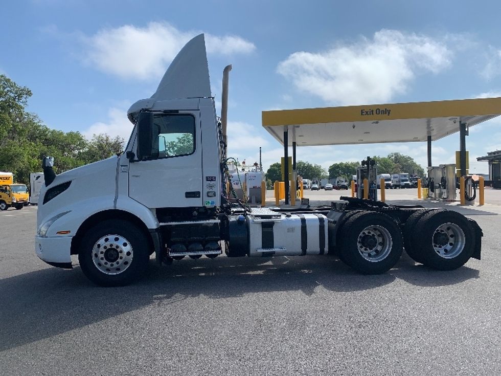 Day Cab Tractor-Heavy Duty Tractors-Volvo-2019-VNR64300-Ocala-FL-406,475\n\t\tmiles-$ 34,750 - Image 4