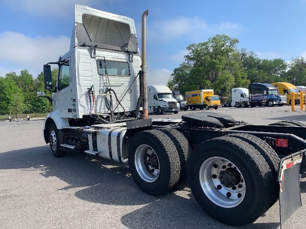 Day Cab Tractor-Heavy Duty Tractors-Volvo-2019-VNR64300-Ocala-FL-406,475\n\t\tmiles-$ 34,750 - Image 5