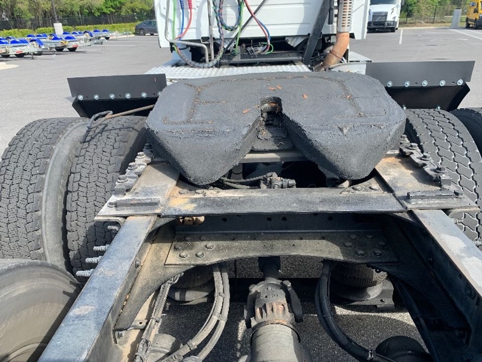 Day Cab Tractor-Heavy Duty Tractors-Volvo-2019-VNR64300-Ocala-FL-406,475\n\t\tmiles-$ 34,750 - Image 6