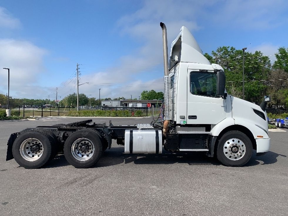 Day Cab Tractor-Heavy Duty Tractors-Volvo-2019-VNR64300-Ocala-FL-406,475\n\t\tmiles-$ 34,750 - Image 8
