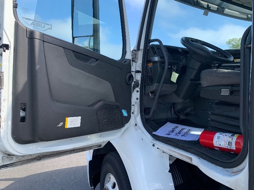 Day Cab Tractor-Heavy Duty Tractors-Volvo-2019-VNR64300-Ocala-FL-406,475\n\t\tmiles-$ 34,750 - Image 9