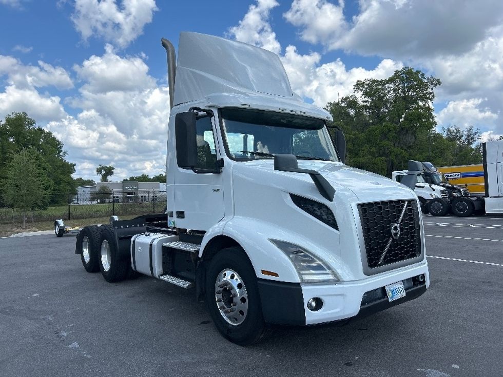 Day Cab Tractor-Heavy Duty Tractors-Volvo-2019-VNR64300-Ocala-FL-439,849\n\t\tmiles-$ 33,250 - Image 1