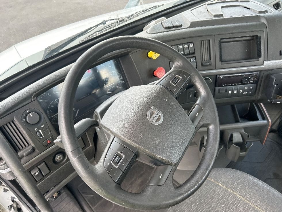 Day Cab Tractor-Heavy Duty Tractors-Volvo-2019-VNR64300-Ocala-FL-439,849\n\t\tmiles-$ 33,250 - Image 10