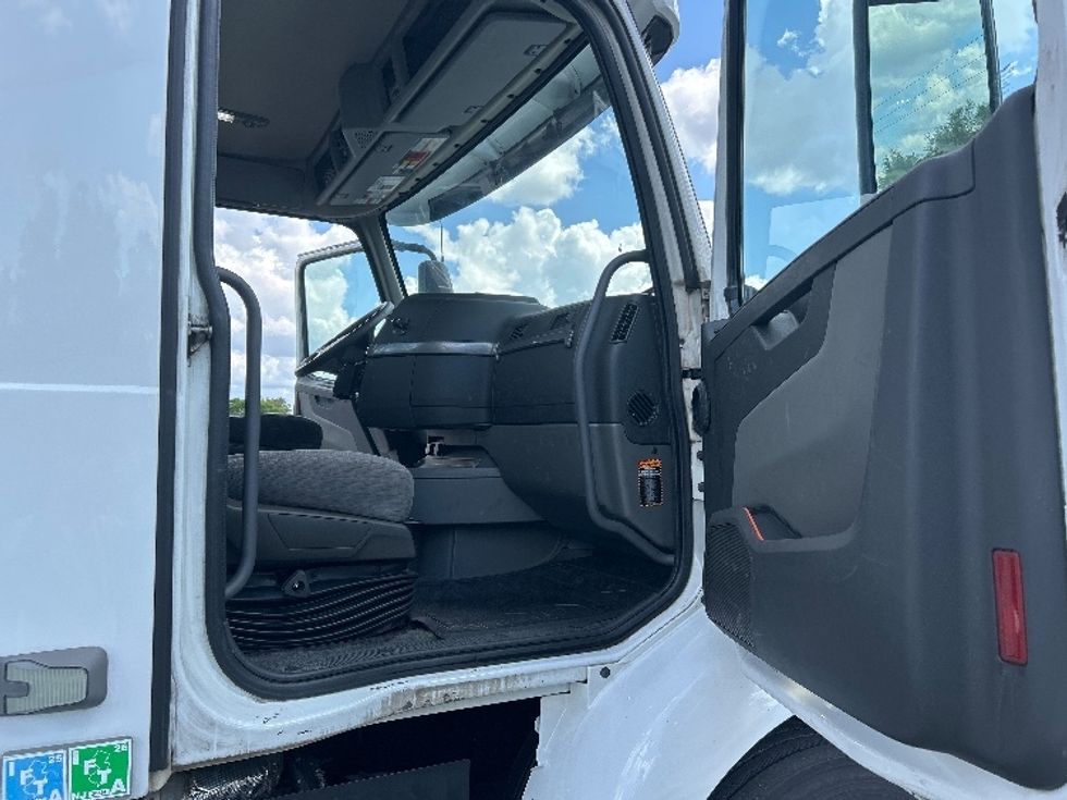 Day Cab Tractor-Heavy Duty Tractors-Volvo-2019-VNR64300-Ocala-FL-439,849\n\t\tmiles-$ 33,250 - Image 12
