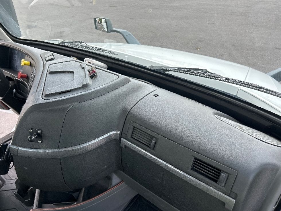 Day Cab Tractor-Heavy Duty Tractors-Volvo-2019-VNR64300-Ocala-FL-439,849\n\t\tmiles-$ 33,250 - Image 13