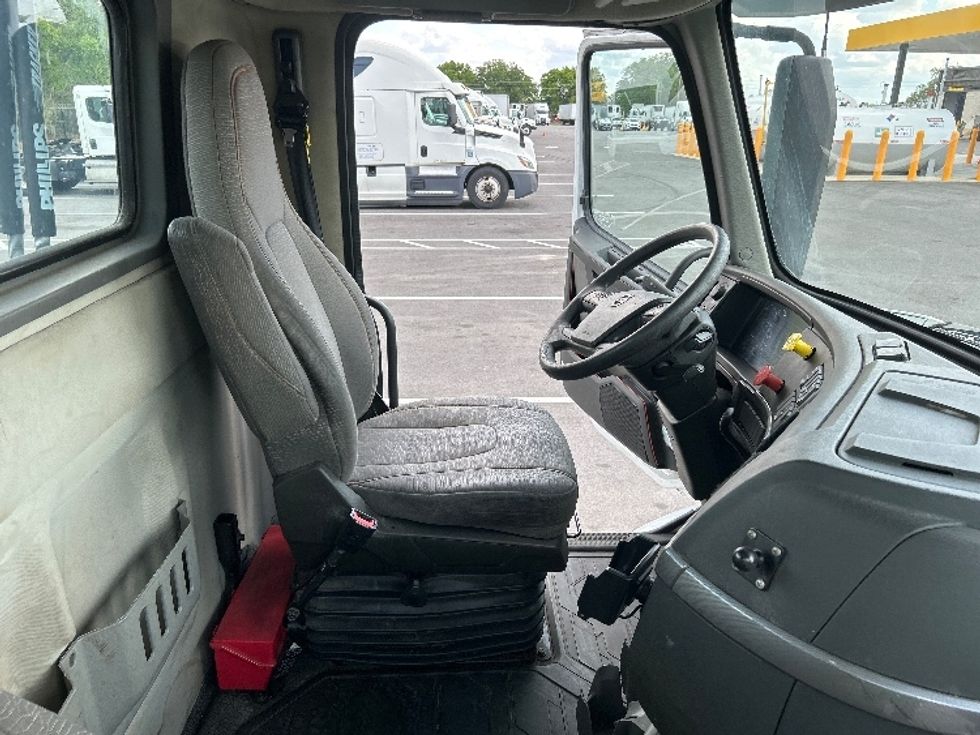 Day Cab Tractor-Heavy Duty Tractors-Volvo-2019-VNR64300-Ocala-FL-439,849\n\t\tmiles-$ 33,250 - Image 14