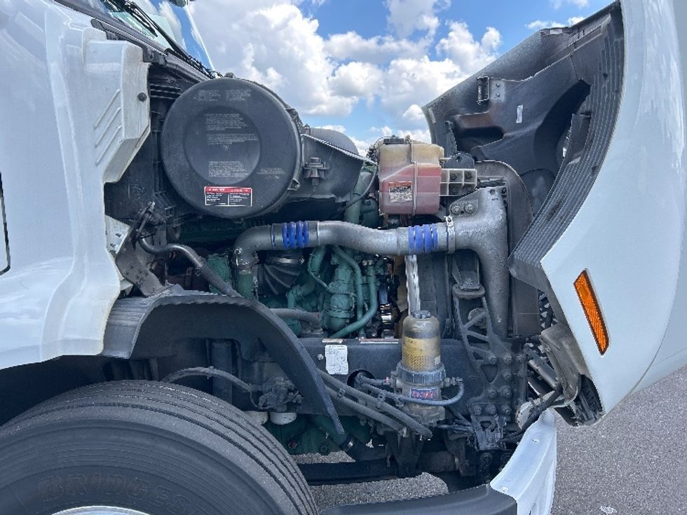 Day Cab Tractor-Heavy Duty Tractors-Volvo-2019-VNR64300-Ocala-FL-439,849\n\t\tmiles-$ 33,250 - Image 15