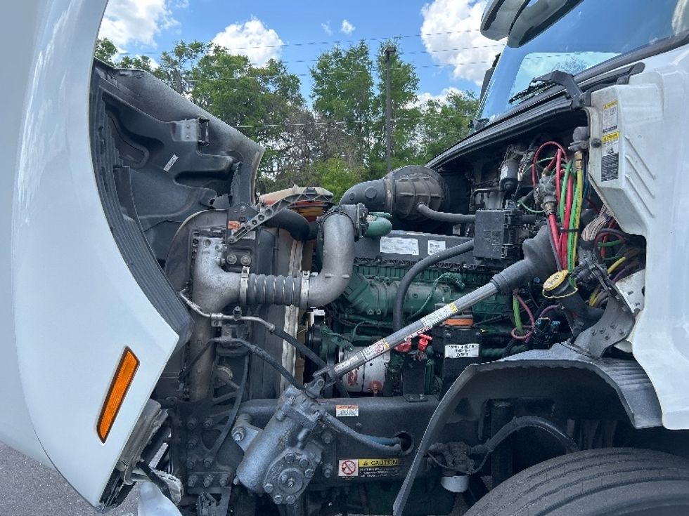 Day Cab Tractor-Heavy Duty Tractors-Volvo-2019-VNR64300-Ocala-FL-439,849\n\t\tmiles-$ 33,250 - Image 16