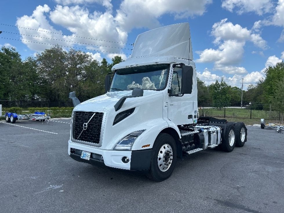 Day Cab Tractor-Heavy Duty Tractors-Volvo-2019-VNR64300-Ocala-FL-439,849\n\t\tmiles-$ 33,250 - Image 3