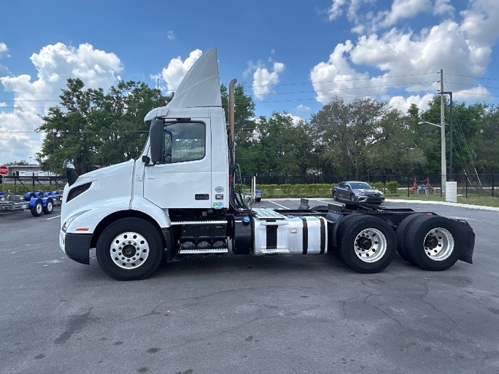 Day Cab Tractor-Heavy Duty Tractors-Volvo-2019-VNR64300-Ocala-FL-439,849\n\t\tmiles-$ 33,250 - Image 4