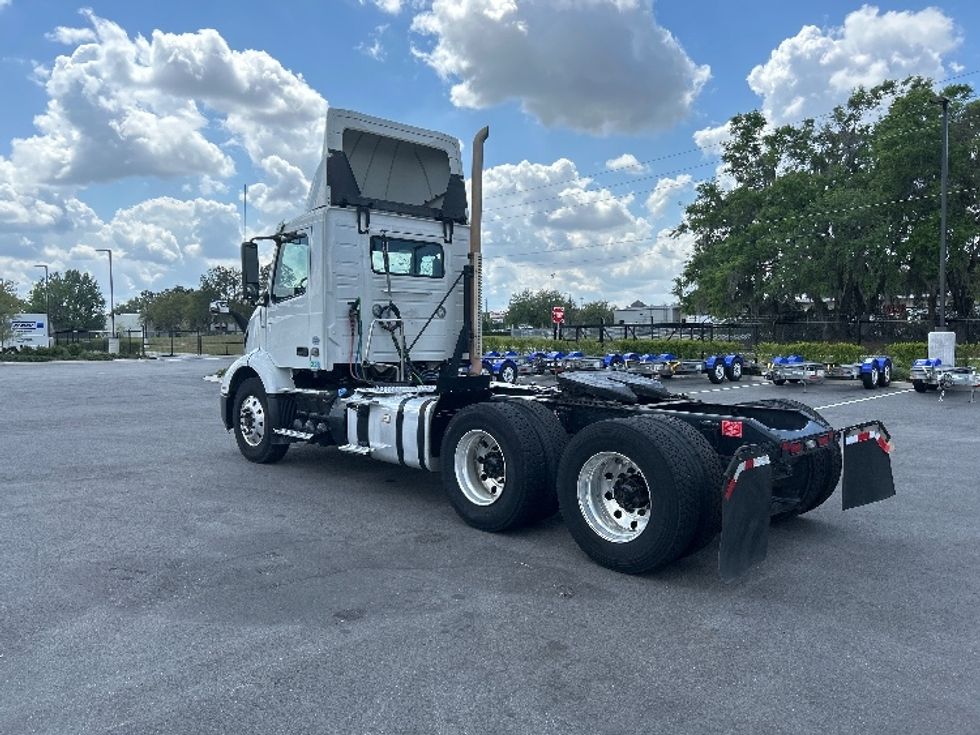 Day Cab Tractor-Heavy Duty Tractors-Volvo-2019-VNR64300-Ocala-FL-439,849\n\t\tmiles-$ 33,250 - Image 5
