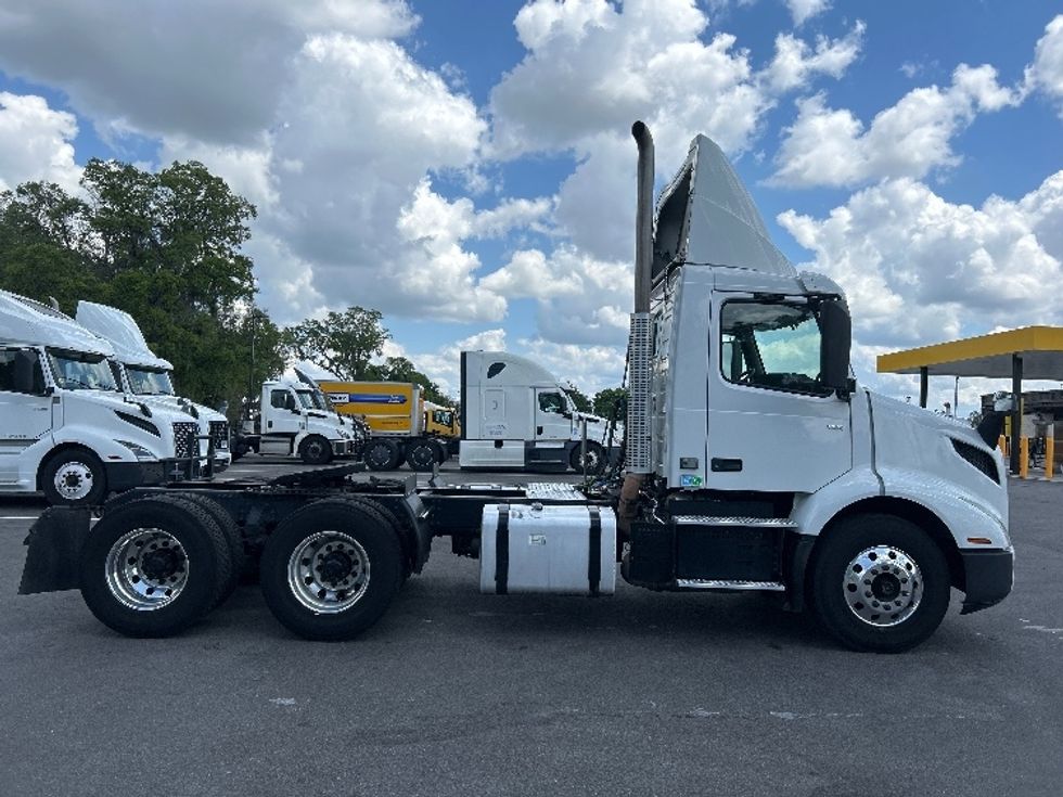 Day Cab Tractor-Heavy Duty Tractors-Volvo-2019-VNR64300-Ocala-FL-439,849\n\t\tmiles-$ 33,250 - Image 8