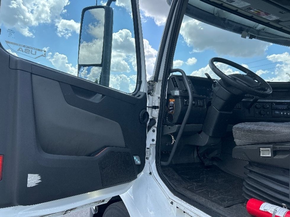 Day Cab Tractor-Heavy Duty Tractors-Volvo-2019-VNR64300-Ocala-FL-439,849\n\t\tmiles-$ 33,250 - Image 9