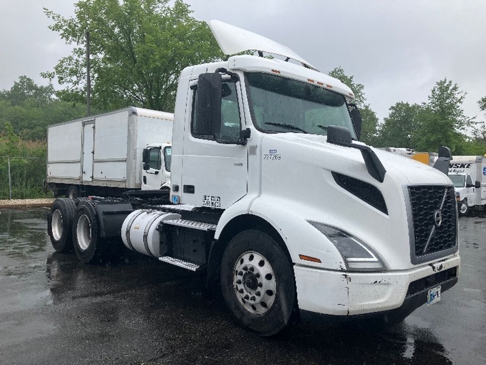 Day Cab Tractor-Heavy Duty Tractors-Volvo-2019-VNR64300-Parsippany-NJ-288,148\n\t\tmiles-$ 44,500 - Image 1