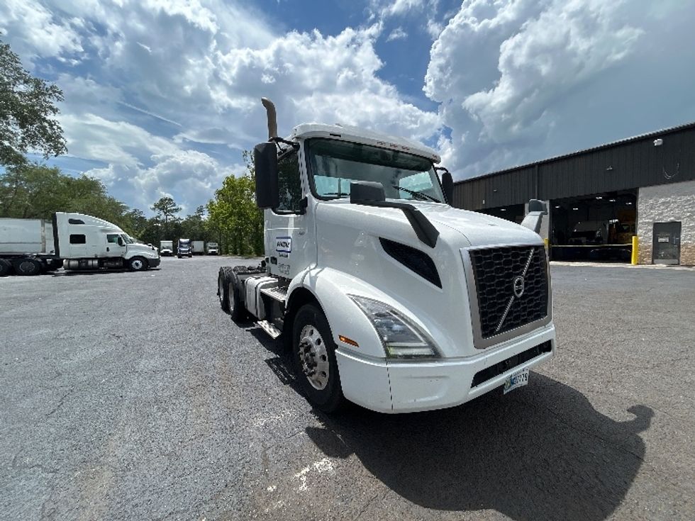 Day Cab Tractor-Heavy Duty Tractors-Volvo-2019-VNR64300-Pensacola-FL-415,360\n\t\tmiles-$ 37,250 - Image 1