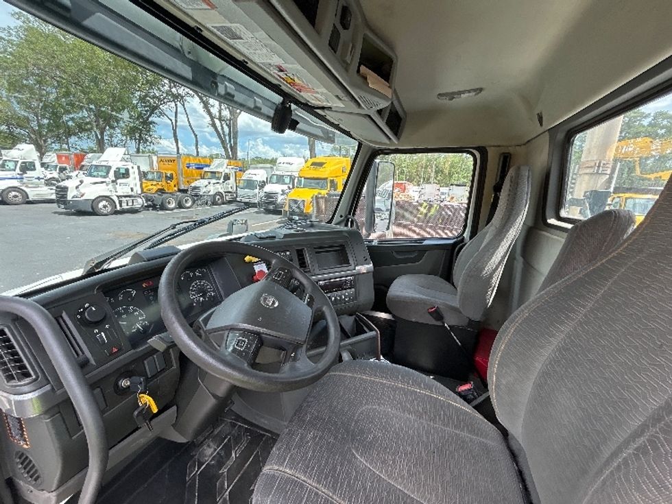Day Cab Tractor-Heavy Duty Tractors-Volvo-2019-VNR64300-Pensacola-FL-415,360\n\t\tmiles-$ 37,250 - Image 10