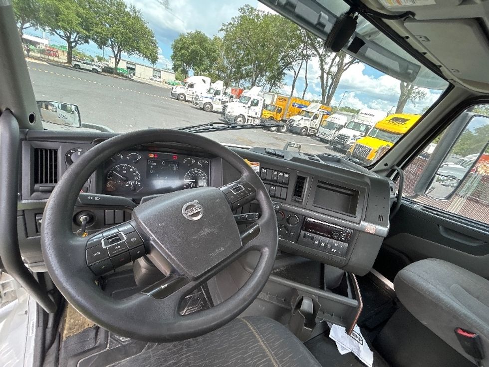 Day Cab Tractor-Heavy Duty Tractors-Volvo-2019-VNR64300-Pensacola-FL-415,360\n\t\tmiles-$ 37,250 - Image 11
