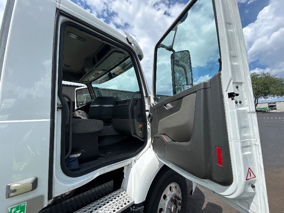Day Cab Tractor-Heavy Duty Tractors-Volvo-2019-VNR64300-Pensacola-FL-415,360\n\t\tmiles-$ 37,250 - Image 12