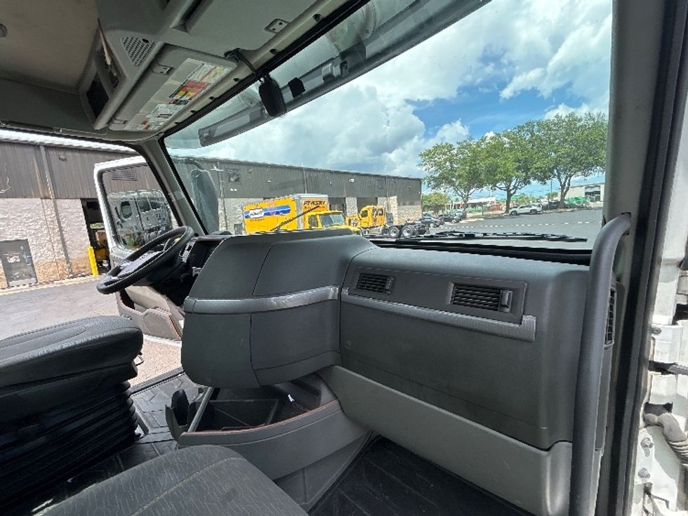 Day Cab Tractor-Heavy Duty Tractors-Volvo-2019-VNR64300-Pensacola-FL-415,360\n\t\tmiles-$ 37,250 - Image 13