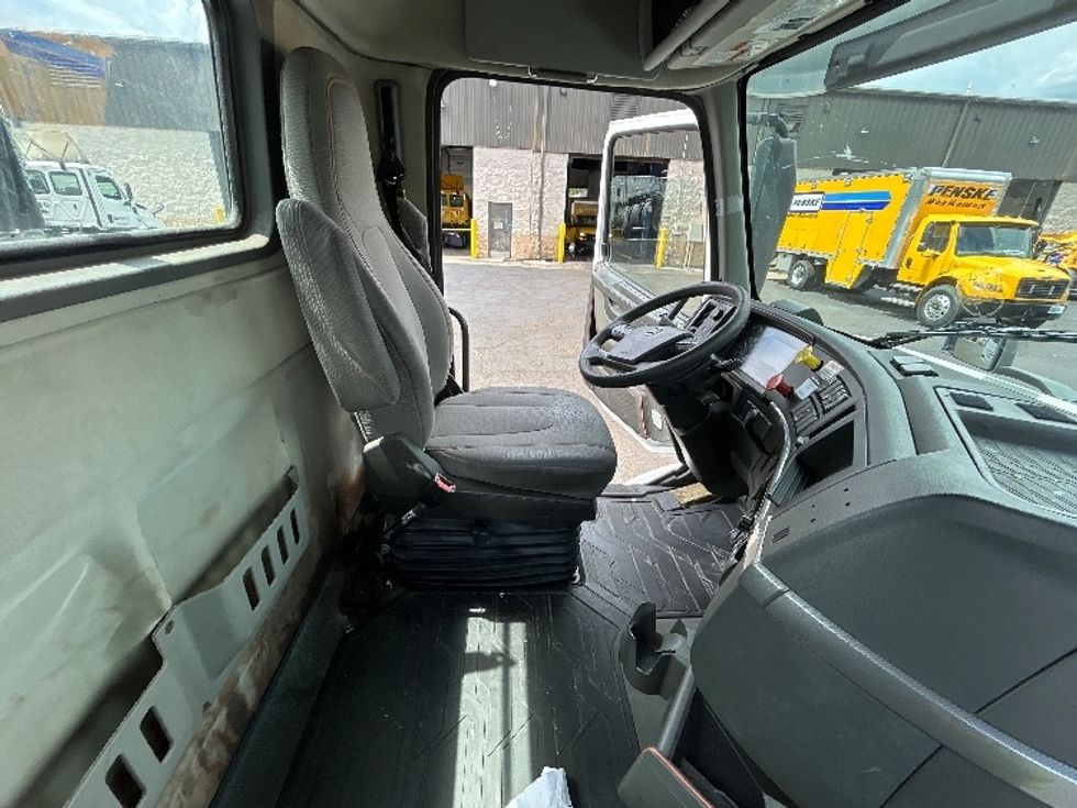 Day Cab Tractor-Heavy Duty Tractors-Volvo-2019-VNR64300-Pensacola-FL-415,360\n\t\tmiles-$ 37,250 - Image 14