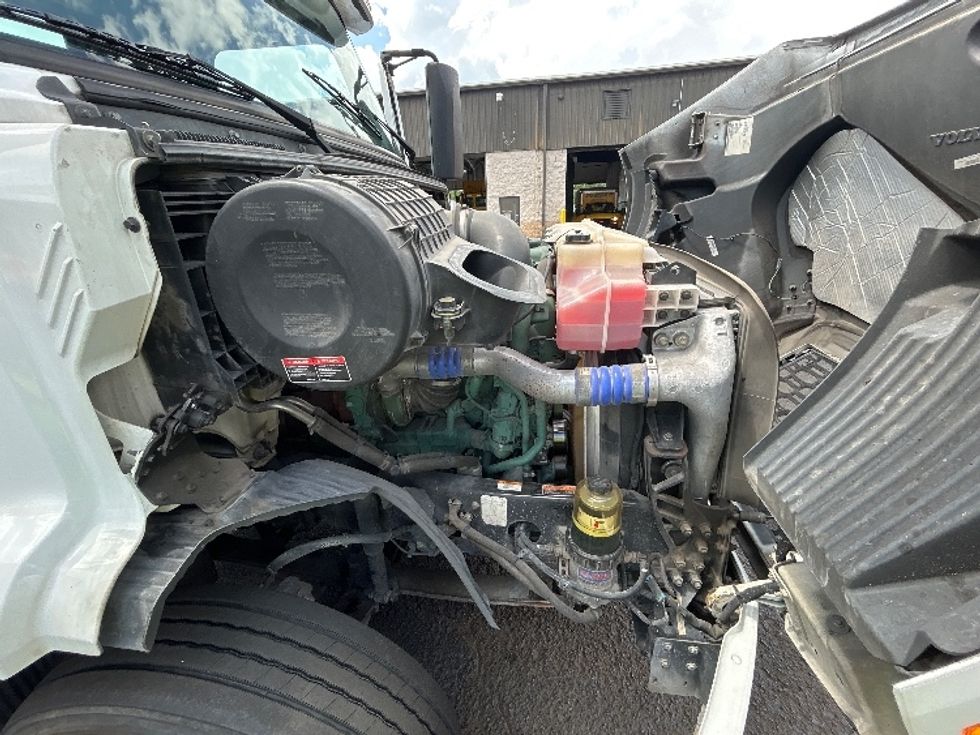Day Cab Tractor-Heavy Duty Tractors-Volvo-2019-VNR64300-Pensacola-FL-415,360\n\t\tmiles-$ 37,250 - Image 15