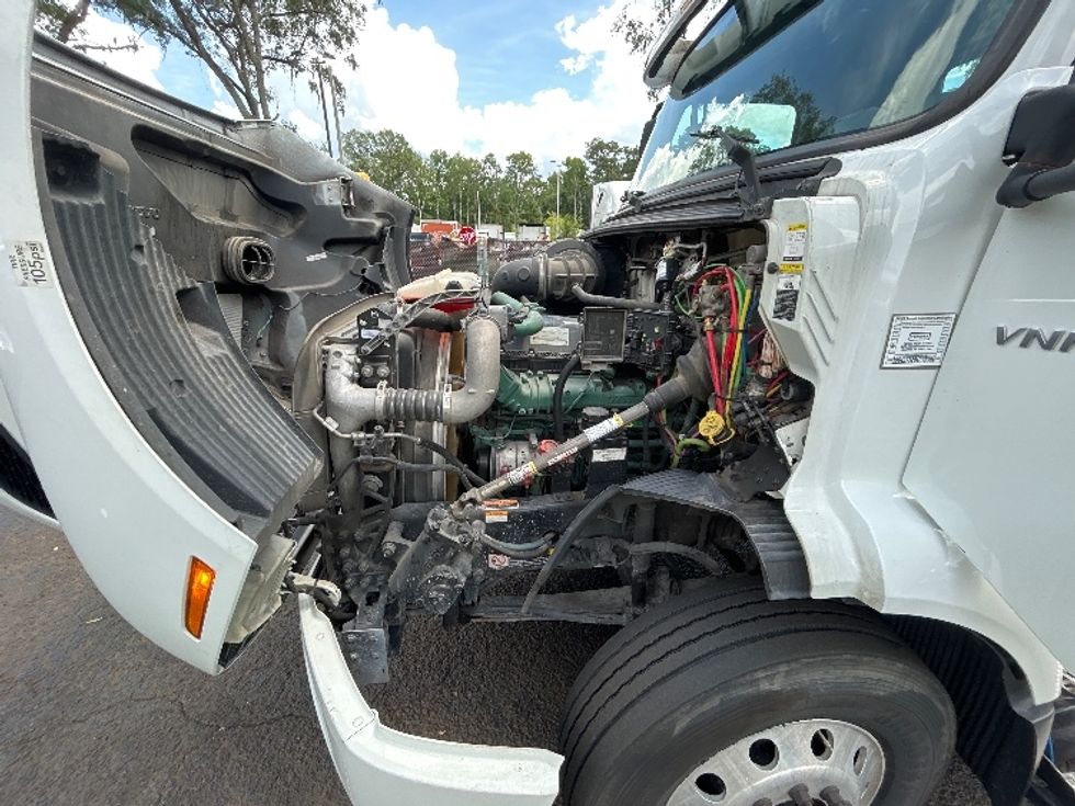 Day Cab Tractor-Heavy Duty Tractors-Volvo-2019-VNR64300-Pensacola-FL-415,360\n\t\tmiles-$ 37,250 - Image 16