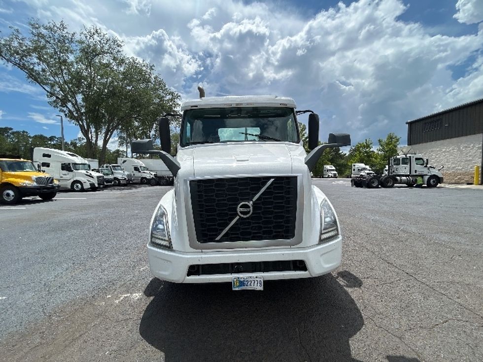 Day Cab Tractor-Heavy Duty Tractors-Volvo-2019-VNR64300-Pensacola-FL-415,360\n\t\tmiles-$ 37,250 - Image 2