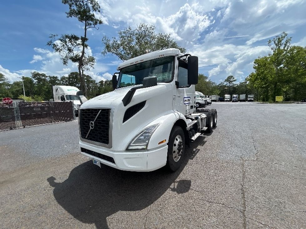 Day Cab Tractor-Heavy Duty Tractors-Volvo-2019-VNR64300-Pensacola-FL-415,360\n\t\tmiles-$ 37,250 - Image 3