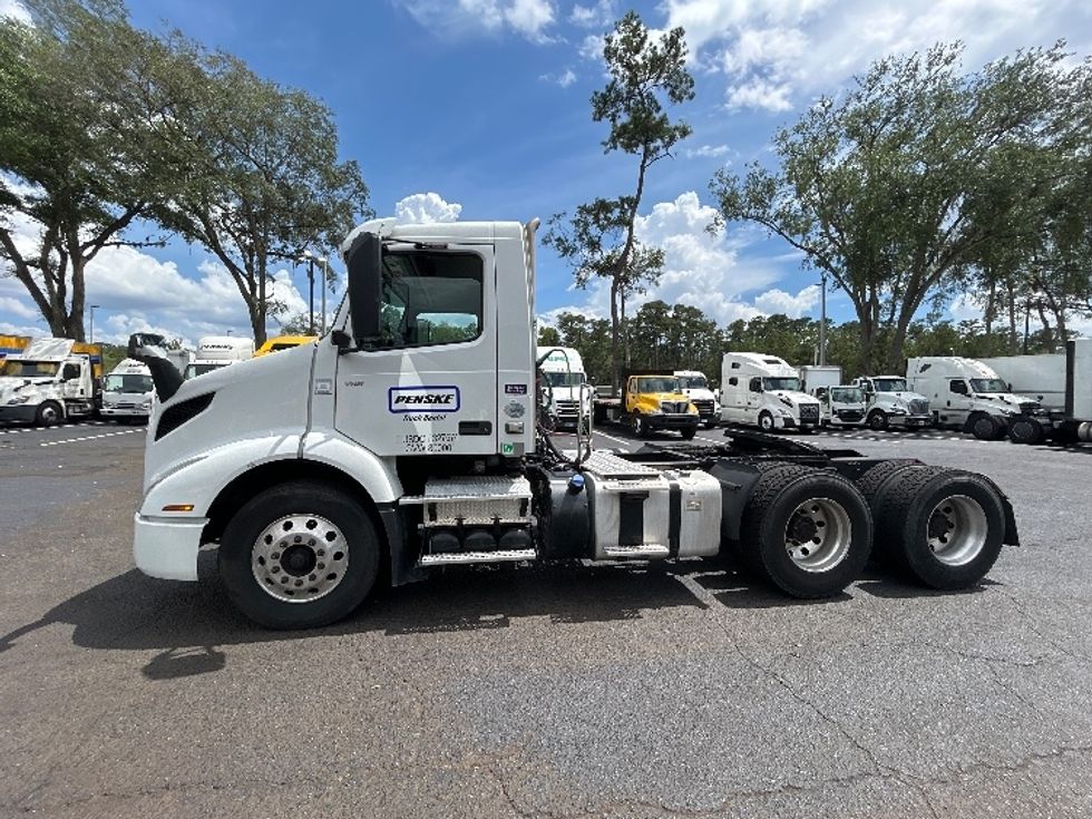 Day Cab Tractor-Heavy Duty Tractors-Volvo-2019-VNR64300-Pensacola-FL-415,360\n\t\tmiles-$ 37,250 - Image 4