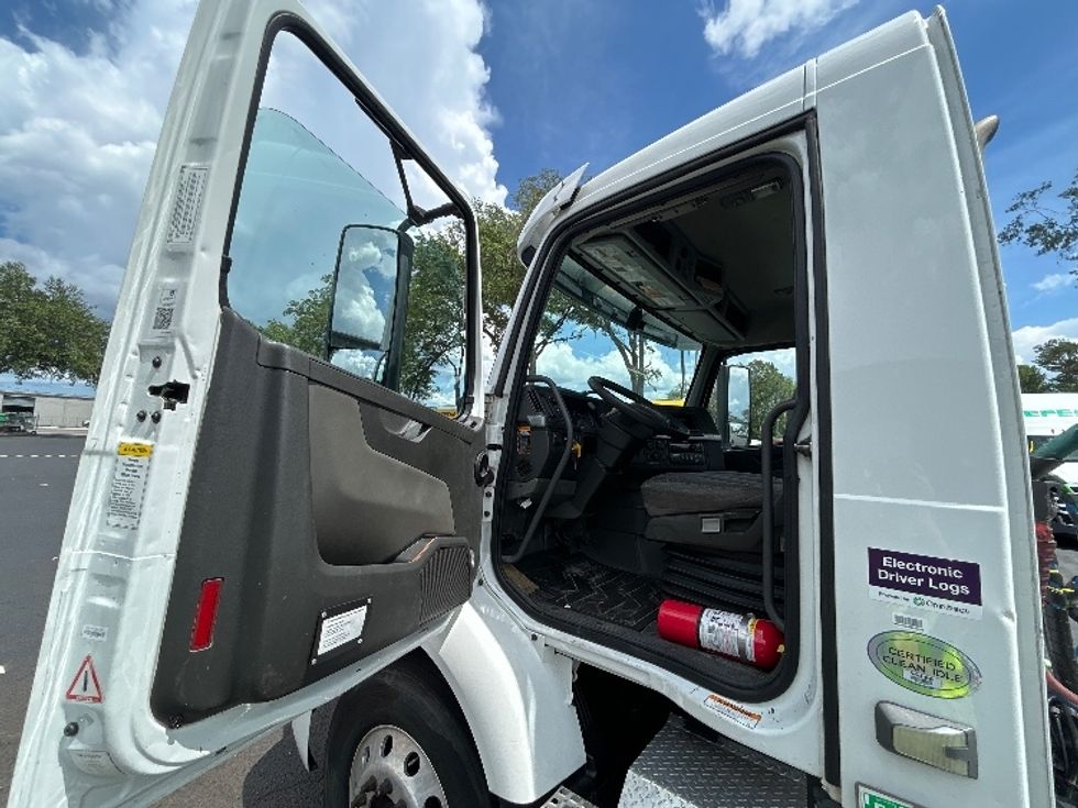 Day Cab Tractor-Heavy Duty Tractors-Volvo-2019-VNR64300-Pensacola-FL-415,360\n\t\tmiles-$ 37,250 - Image 9