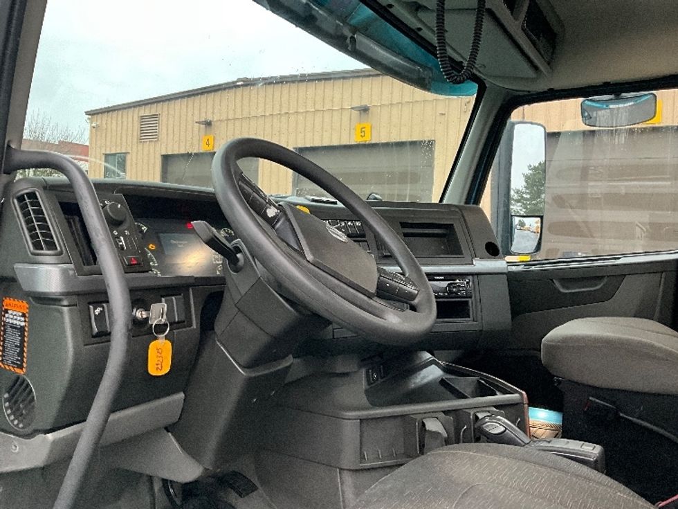 Day Cab Tractor-Heavy Duty Tractors-Volvo-2019-VNR64300-Portland-OR-581,607\n\t\tmiles-$ 23,750 - Image 10