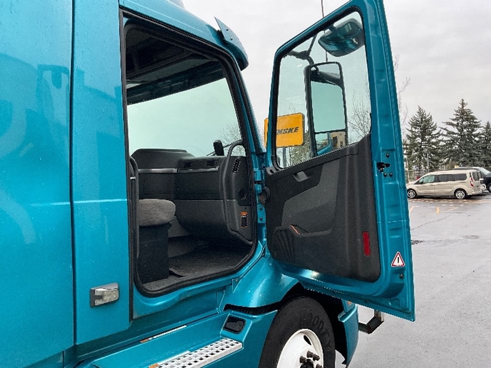 Day Cab Tractor-Heavy Duty Tractors-Volvo-2019-VNR64300-Portland-OR-581,607\n\t\tmiles-$ 23,750 - Image 12