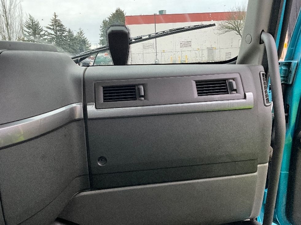 Day Cab Tractor-Heavy Duty Tractors-Volvo-2019-VNR64300-Portland-OR-581,607\n\t\tmiles-$ 23,750 - Image 13