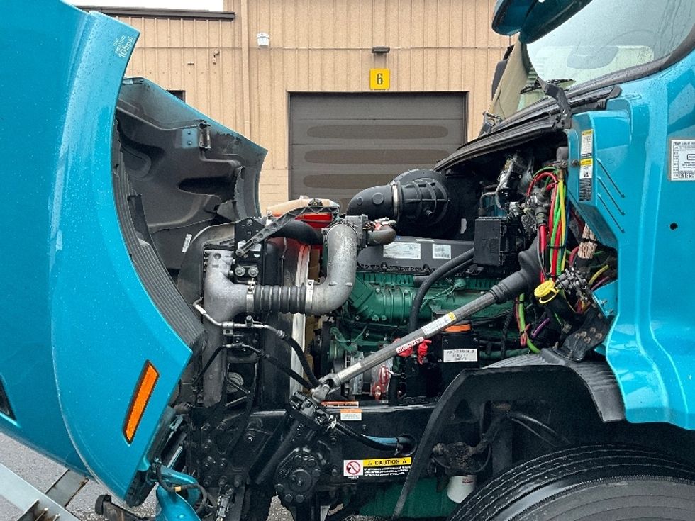 Day Cab Tractor-Heavy Duty Tractors-Volvo-2019-VNR64300-Portland-OR-581,607\n\t\tmiles-$ 23,750 - Image 16