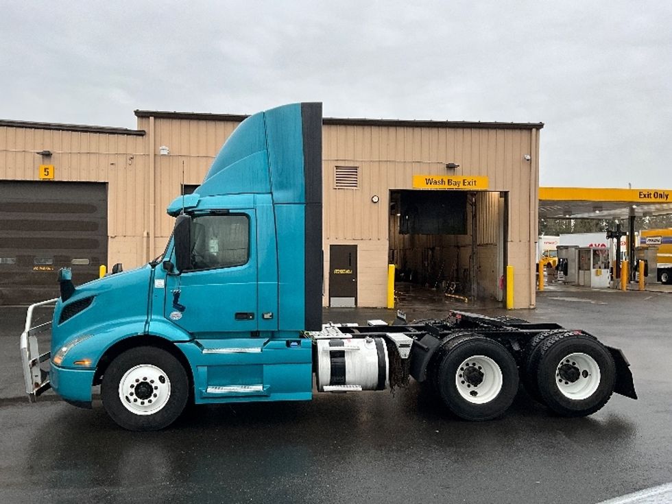 Day Cab Tractor-Heavy Duty Tractors-Volvo-2019-VNR64300-Portland-OR-581,607\n\t\tmiles-$ 23,750 - Image 4