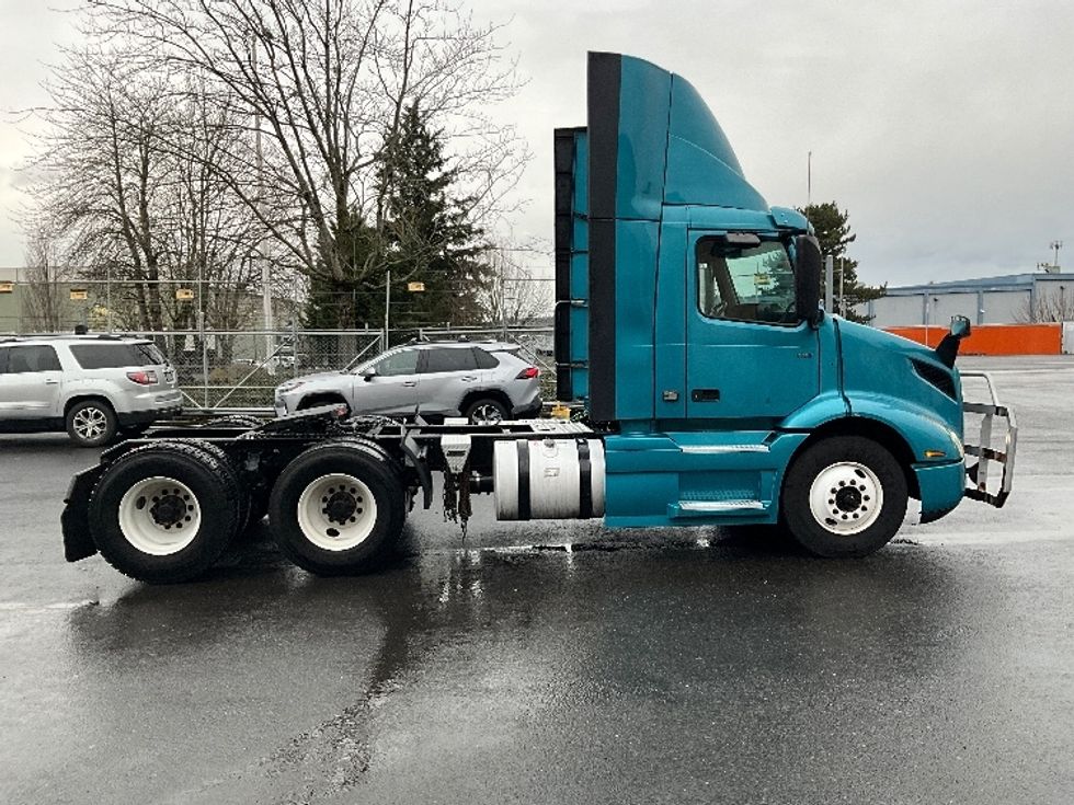 Day Cab Tractor-Heavy Duty Tractors-Volvo-2019-VNR64300-Portland-OR-581,607\n\t\tmiles-$ 23,750 - Image 8