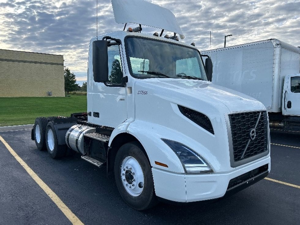 Day Cab Tractor-Heavy Duty Tractors-Volvo-2019-VNR64300-Sheboygan-WI-118,663\n\t\tmiles-$ 46,000 - Image 1
