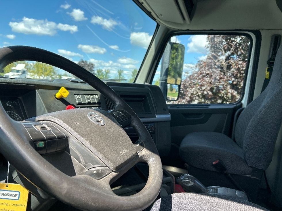 Day Cab Tractor-Heavy Duty Tractors-Volvo-2019-VNR64300-Sheboygan-WI-118,663\n\t\tmiles-$ 46,000 - Image 10