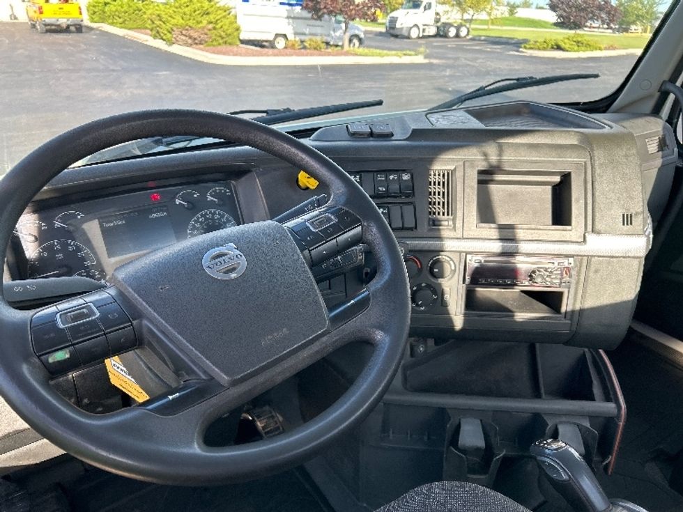 Day Cab Tractor-Heavy Duty Tractors-Volvo-2019-VNR64300-Sheboygan-WI-118,663\n\t\tmiles-$ 46,000 - Image 11