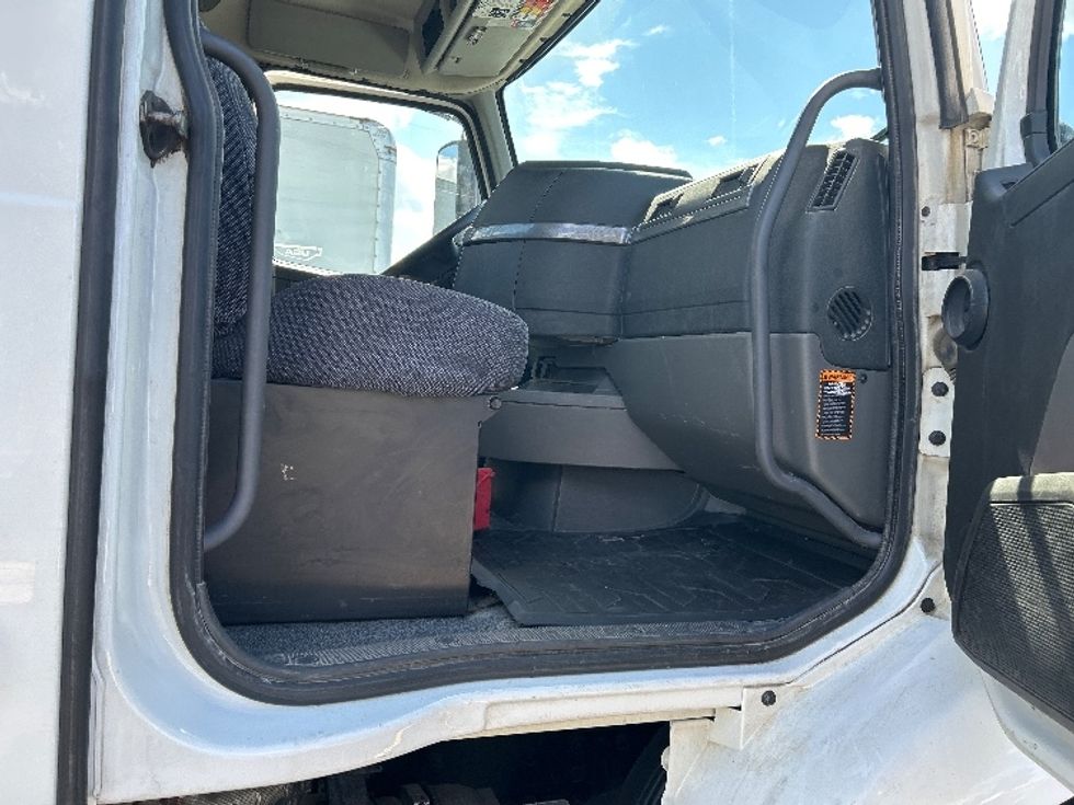 Day Cab Tractor-Heavy Duty Tractors-Volvo-2019-VNR64300-Sheboygan-WI-118,663\n\t\tmiles-$ 46,000 - Image 12