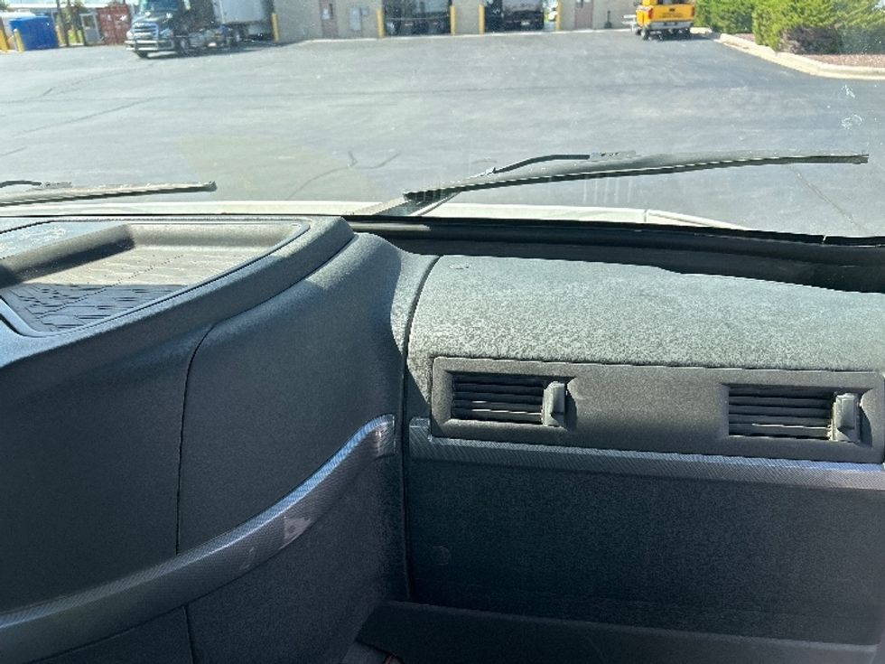 Day Cab Tractor-Heavy Duty Tractors-Volvo-2019-VNR64300-Sheboygan-WI-118,663\n\t\tmiles-$ 46,000 - Image 13