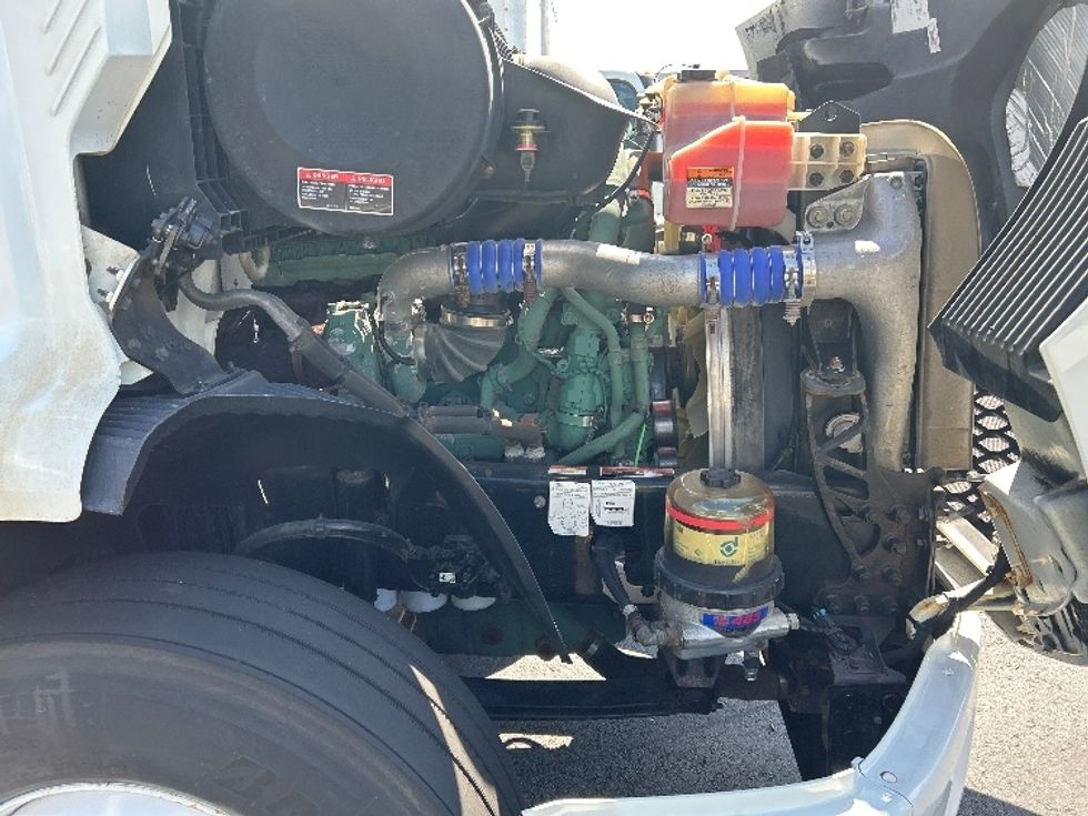 Day Cab Tractor-Heavy Duty Tractors-Volvo-2019-VNR64300-Sheboygan-WI-118,663\n\t\tmiles-$ 46,000 - Image 15