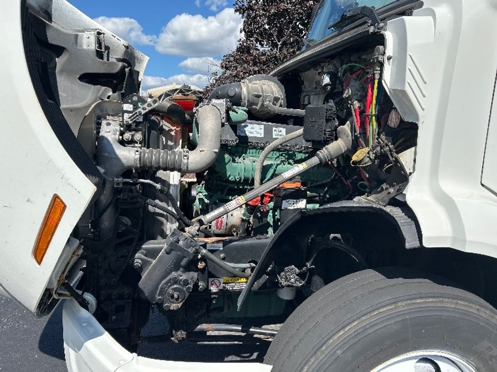 Day Cab Tractor-Heavy Duty Tractors-Volvo-2019-VNR64300-Sheboygan-WI-118,663\n\t\tmiles-$ 46,000 - Image 16