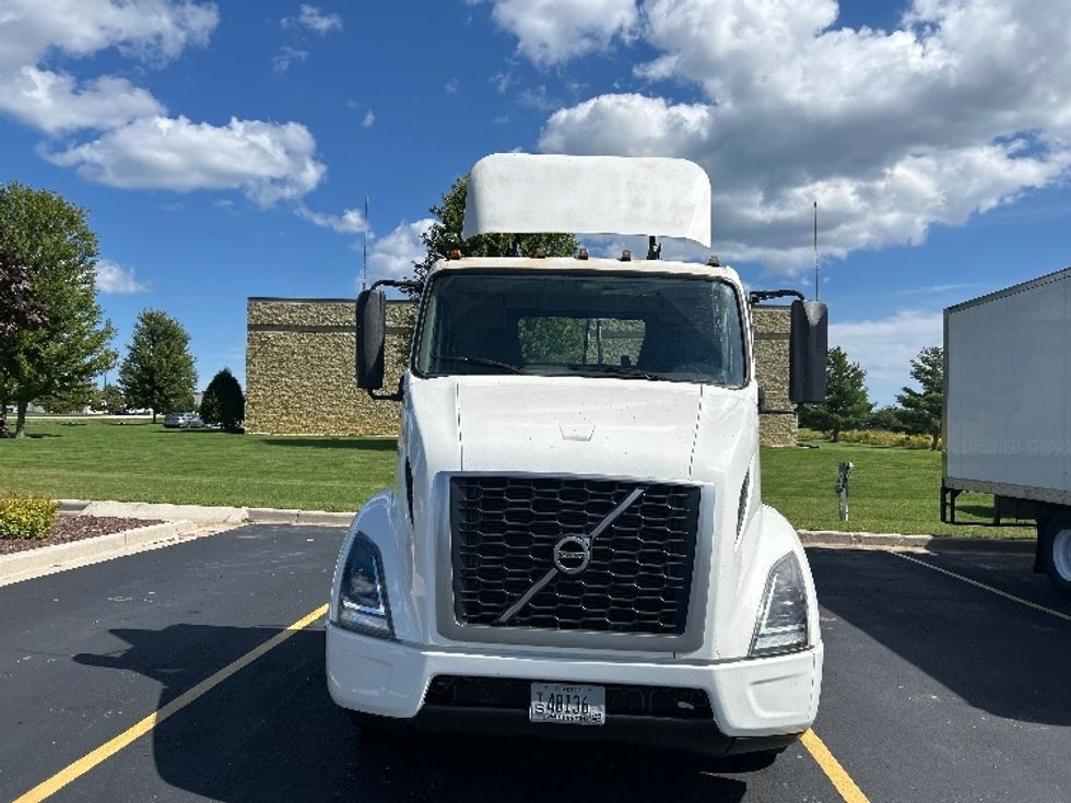 Day Cab Tractor-Heavy Duty Tractors-Volvo-2019-VNR64300-Sheboygan-WI-118,663\n\t\tmiles-$ 46,000 - Image 2