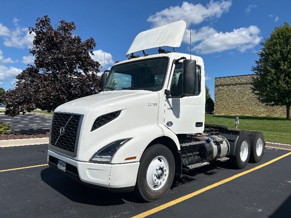 Day Cab Tractor-Heavy Duty Tractors-Volvo-2019-VNR64300-Sheboygan-WI-118,663\n\t\tmiles-$ 46,000 - Image 3